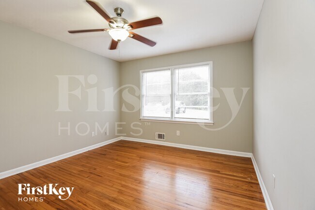 Building Photo - 4104 Middle Dr
