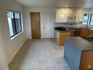 Building Photo - Remodeled 2 bed / 2 bath home near Univers...