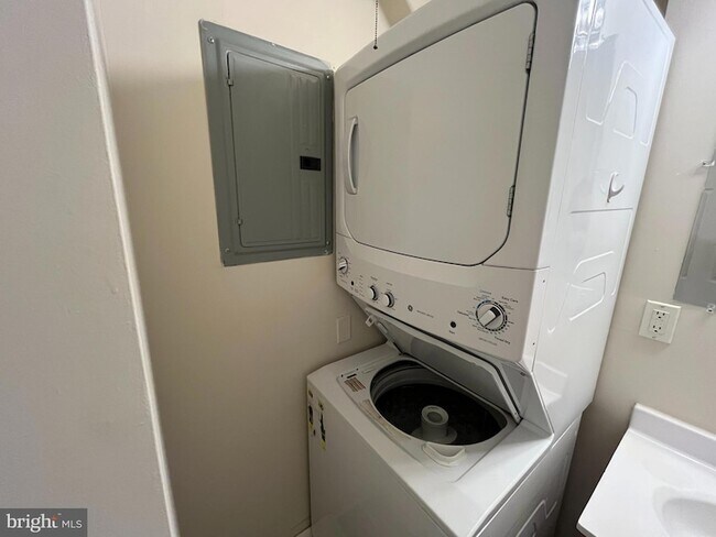 Building Photo - 105 Berry St