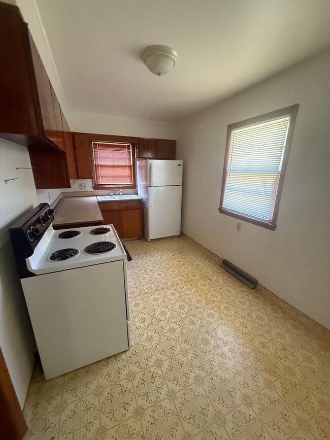 Building Photo - Quaint 1 bedroom/bath with private parking