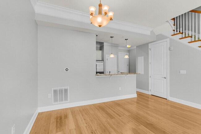 Building Photo - 200 River Landing Dr