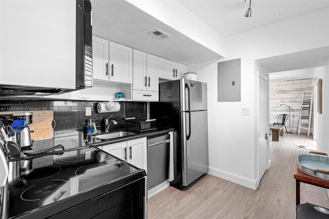 Building Photo - 1370 NE 40th Dr