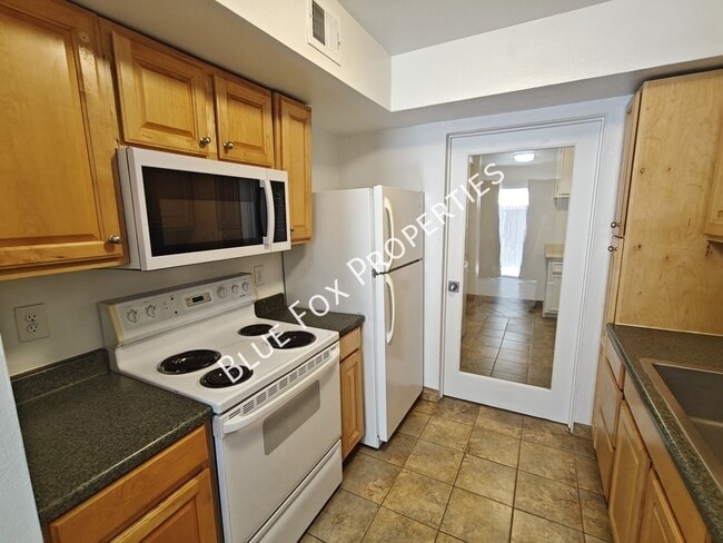 Building Photo - 880 E Peppergrass Ln