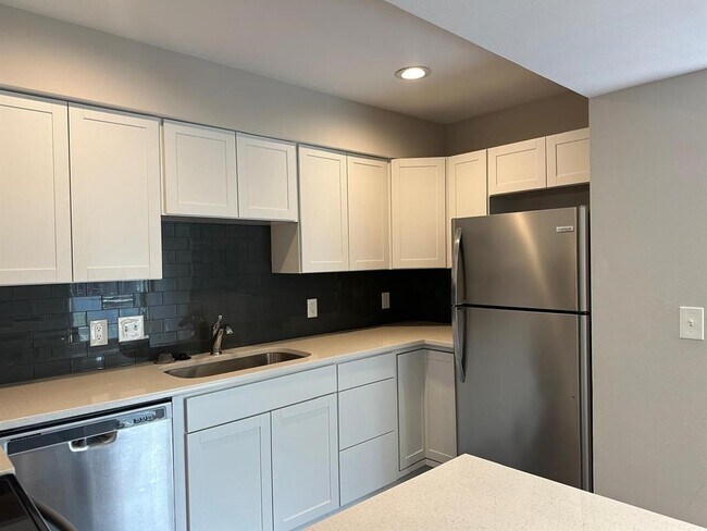 Building Photo - 935 La Posada Dr