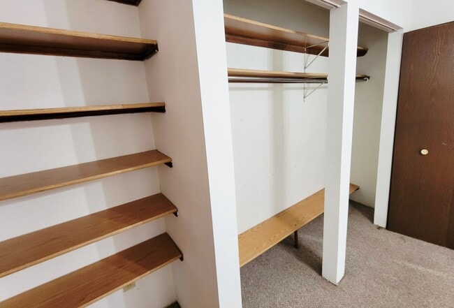 Building Photo - 322 1/2-316-312 W Columbia St