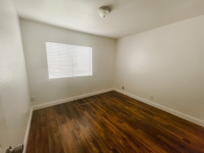 Building Photo - 5 bed/3 bath home in the heart of Spring Valley!