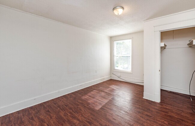 Building Photo - 213 Waugh St