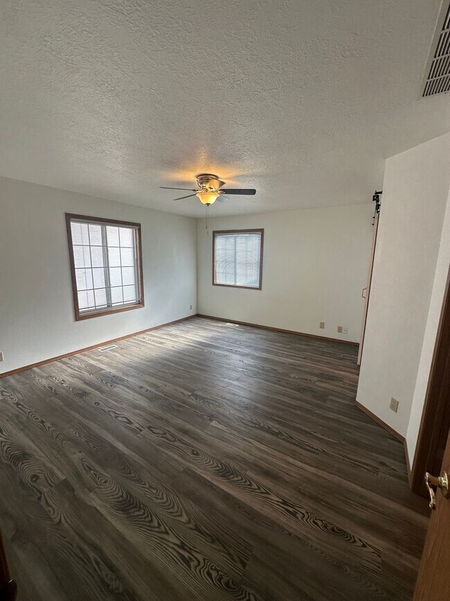 Building Photo - Tranquil & delightful 3-bedroom, 2-bathroo...