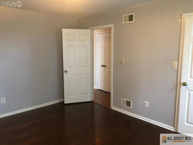 Building Photo - 501 Woodbridge Commons Way