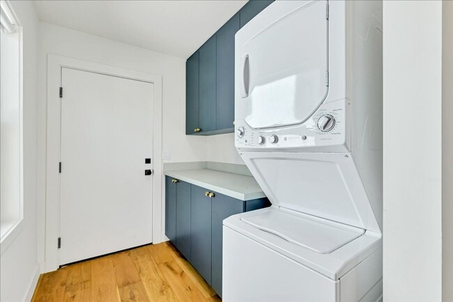 Building Photo - 3381 N Eagle Rock Blvd