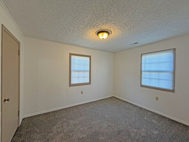 Building Photo - Gorgeous Well Kept Home Near Mercy & Bass Pro!