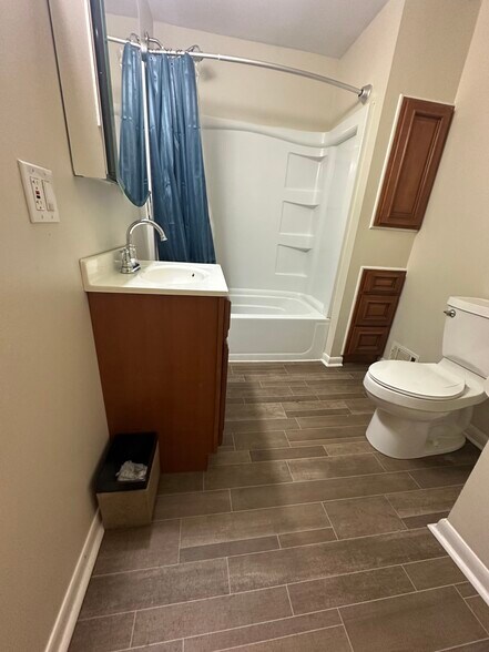 Bath - 884 Kingston Dr