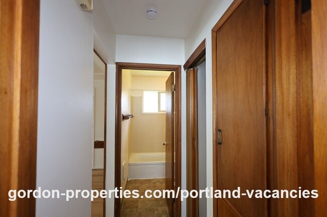 Building Photo - NE 65th Ave - End unit 1 bedroom apartment