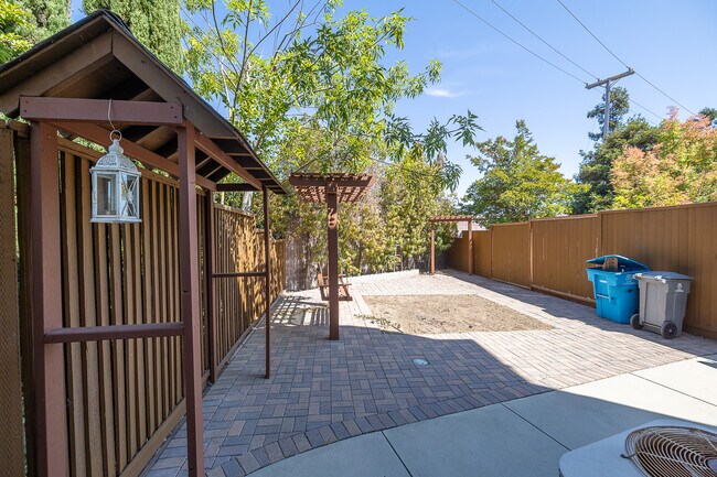 Building Photo - 7335 Rainbow Dr