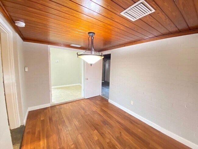 Building Photo - 311 Altaloma Ave