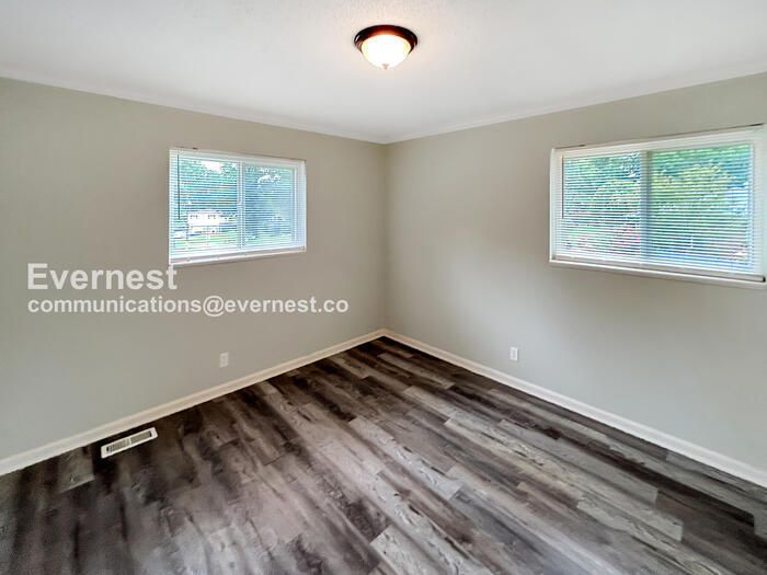 Building Photo - 2913 Debra Dr