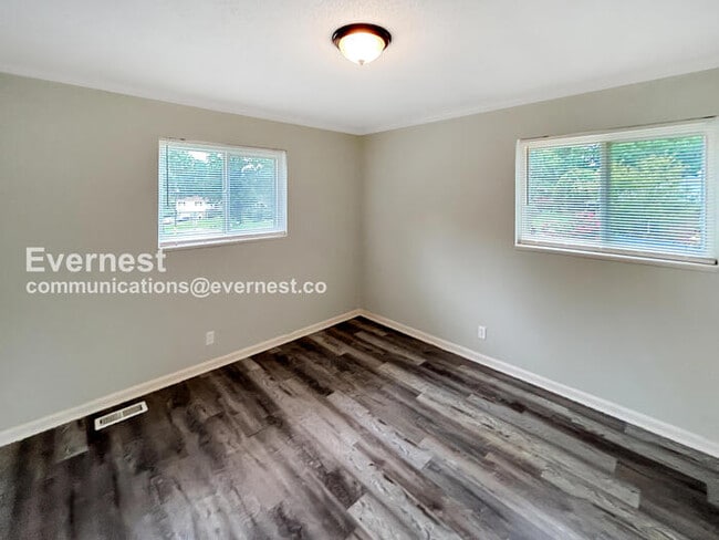 Building Photo - 2913 Debra Dr