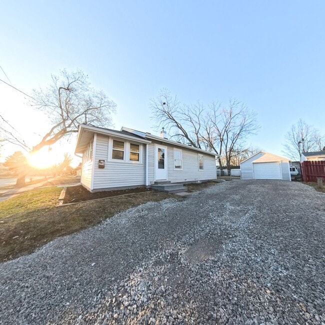 Building Photo - 2 Bedroom 1 Stall Garage East Side Home for Rent