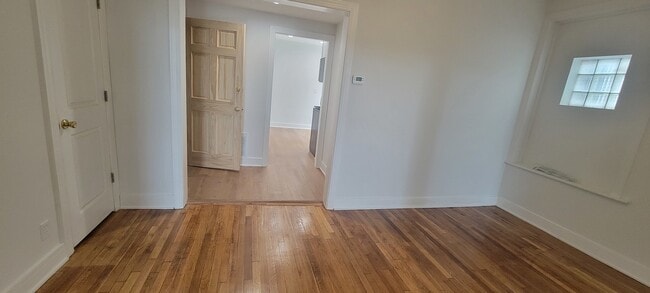 Building Photo - 3207 N Wilton Ave