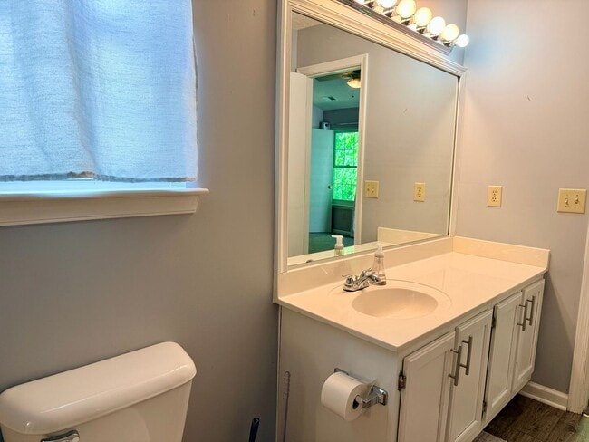 Building Photo - 3 Bed 2.5 Bath Hampton Home!