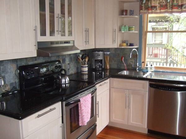 Kitchen - 2569 Summit St
