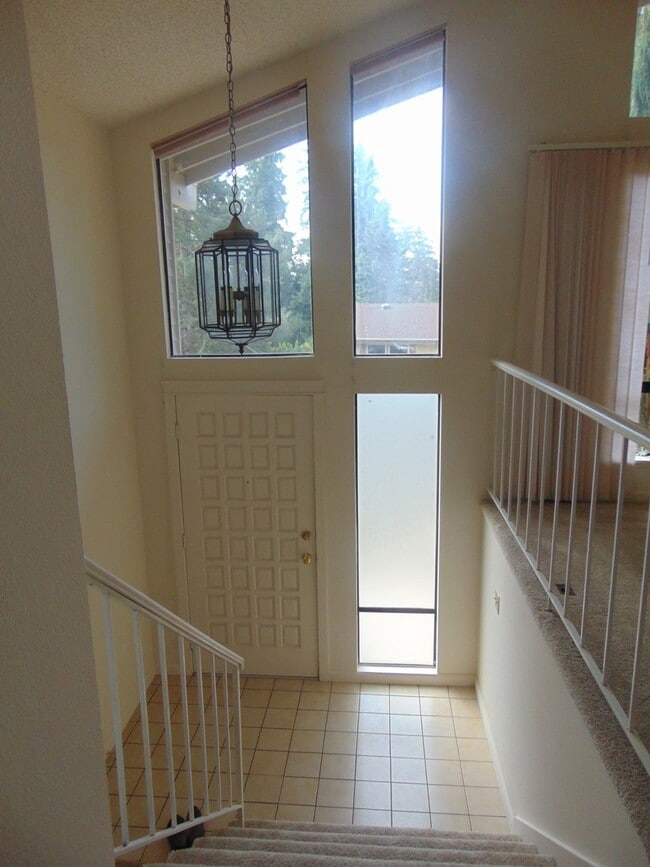 Building Photo - Great 4BR 2.5BA Split Entry Home in Quiet Forest Park Neighborhood
