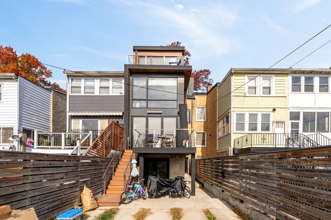 Building Photo - Bright and Spacious Terrace Level 2br in Mt. Pleasant!