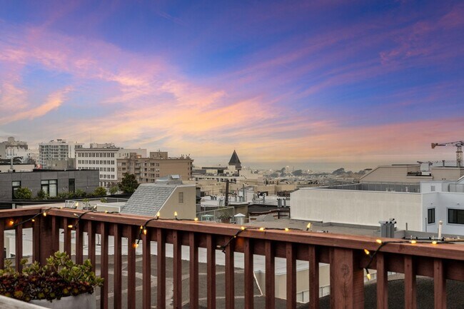 Building Photo - Gorgeous 4BR/2.5BA Nob Hill Home with Shar...