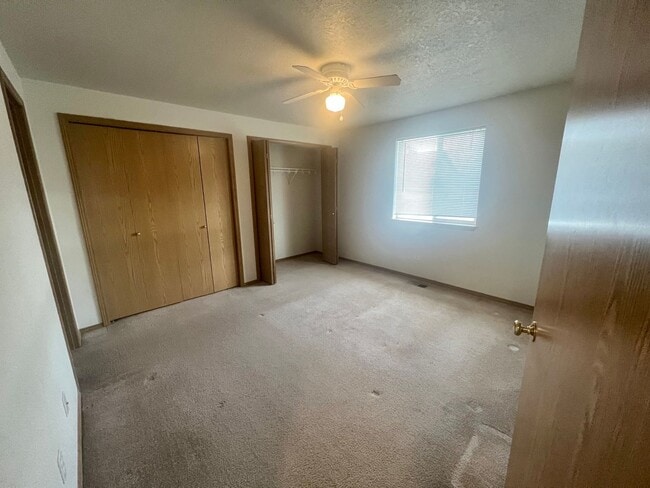 Building Photo - Cozy & Updated 2BD/2BA with Fenced Yard!