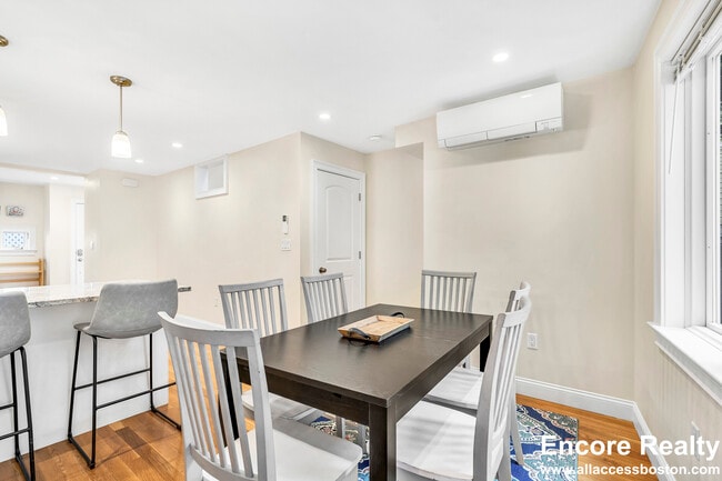 Building Photo - 10 Bradbury St