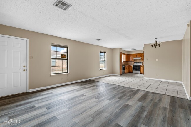 Building Photo - Check Out this 2 bed 2 bath!!