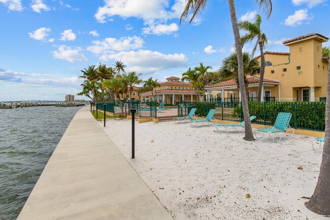 Building Photo - 1060 Lake Shore Dr