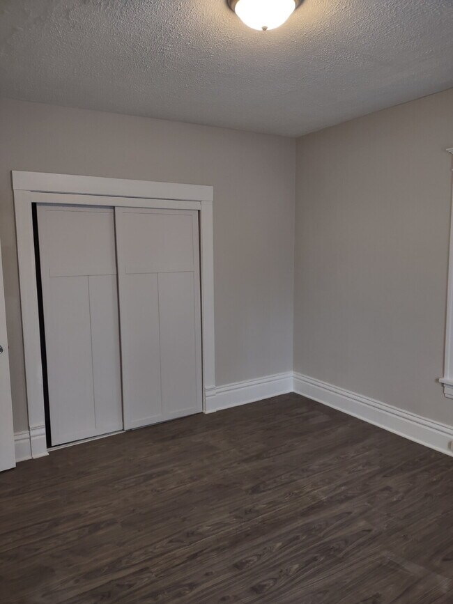 Building Photo - Updated 2-bedroom | Large Kitchen | Laundry in Building