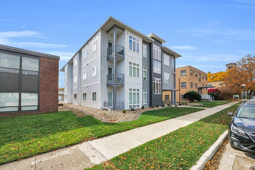 Interior Photo - 305 W Clark St
