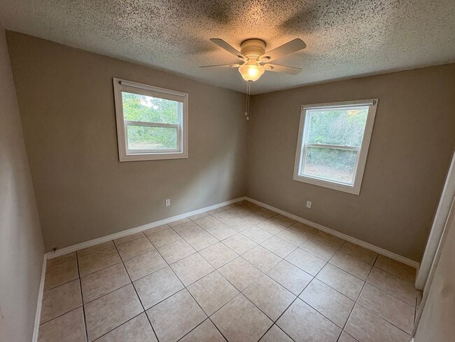 Building Photo - 3 Bed / 2 Bath Single-Family Home Near Downtown Eustis