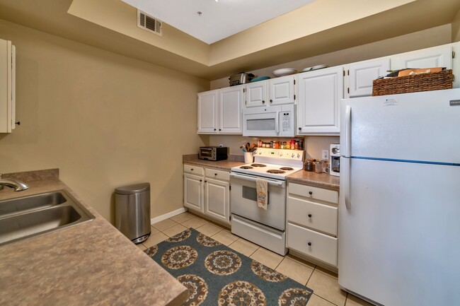 Building Photo - **Fully Updated 2-Bedroom Condo with New A...