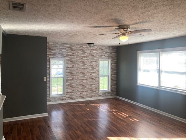 Building Photo - 3BR/1.5BA-1200 SF-893 Miller Estates Rd, S...