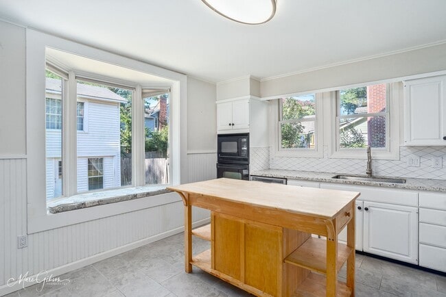 Building Photo - Beautiful 3 Bed 3 Bath