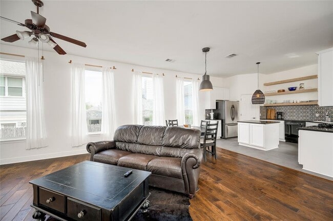 Building Photo - 1802 Village Oak Ct