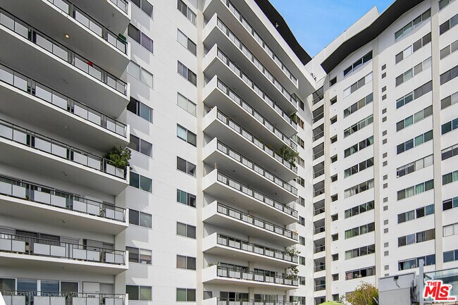 Building Photo - 1155 N La Cienega Blvd