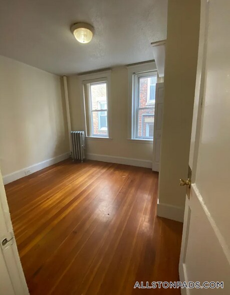 Building Photo - 11 Barrows St