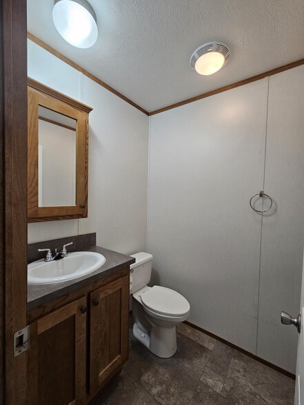 Building Photo - 46 Pine Cir