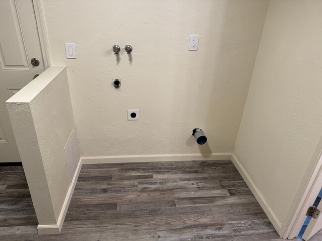 Building Photo - Beautifully updated 2 bedroom 1.5 bath duplex in Springfield!