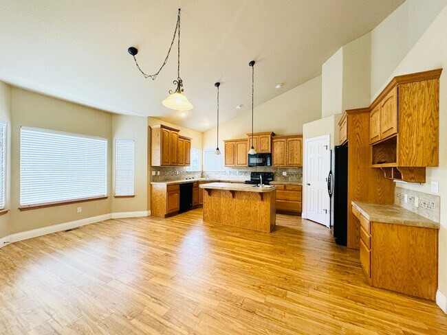 Building Photo - Stunning Executive 4 Bedroom 2 Bath Home in Northwest Loveland - 3-Car Garage!