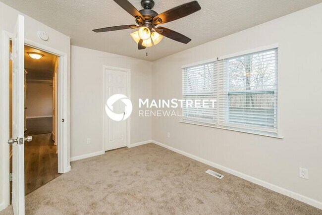 Building Photo - 3 Bedroom Pet-Friendly Home in KNOXVILLE, TN with Main Street Renewal