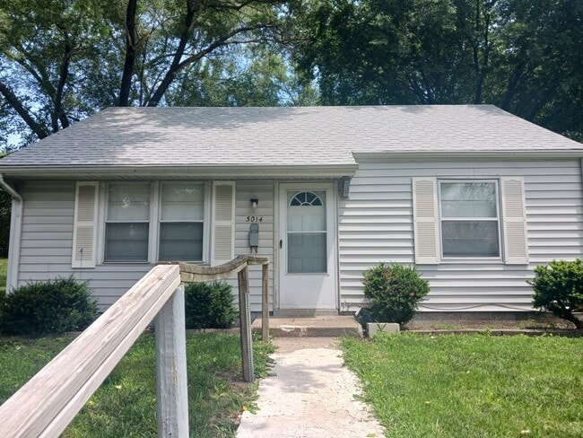 Primary Photo - Newly refreshed 2bdr/1bdt house in Kansas ...