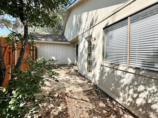 Building Photo - 1003 Markham Ln
