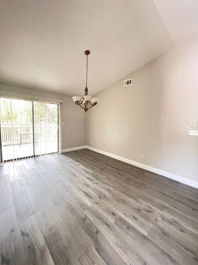 Building Photo - Amazing 4 BR 3 BA Altamonte home with Cons...