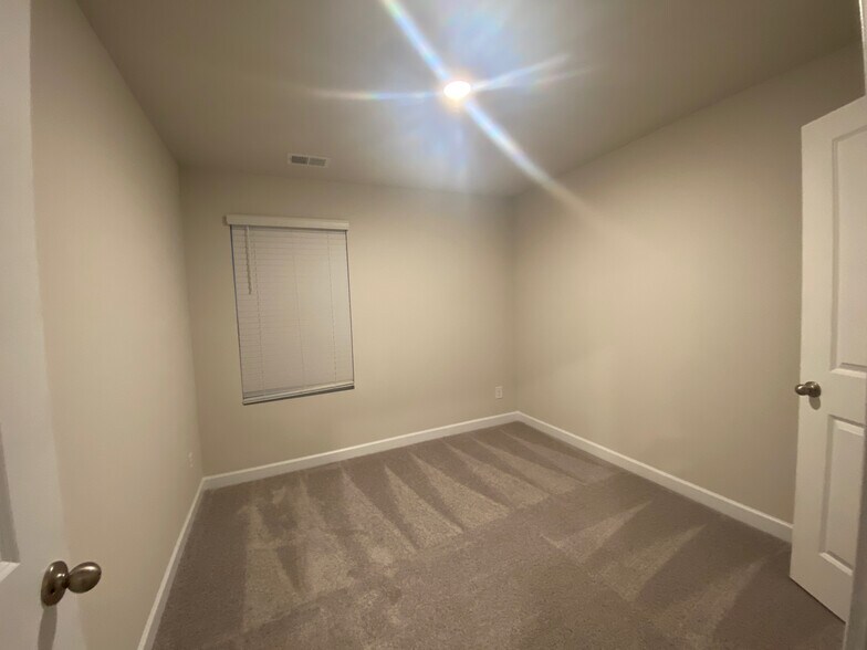 Building Photo - Room in Townhome on Memorial Pkwy