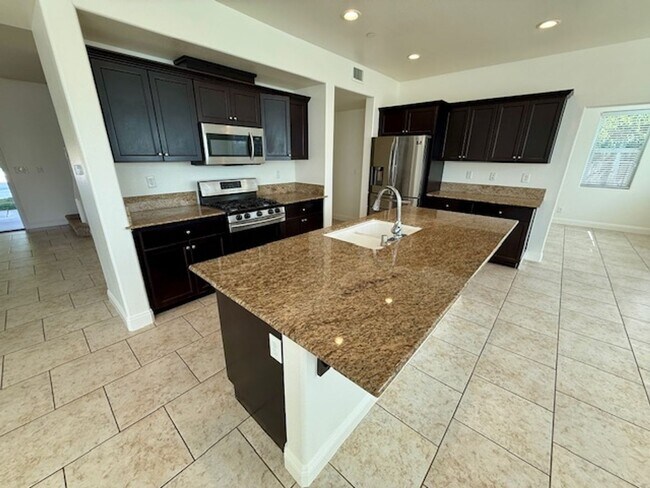 Building Photo - Beautiful Spacious 5 Bedroom Home located ...